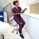 Дамска медицинска туника NOBBY PURPLE – удобно медицинско облекло за лекари и медицински персонал